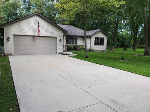 42 Pack St, Croswell, MI 48422-1261