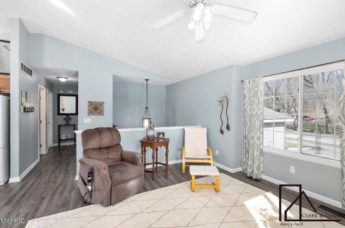 806 Grindle Dr, Lowell MI 49331-9326 exterior