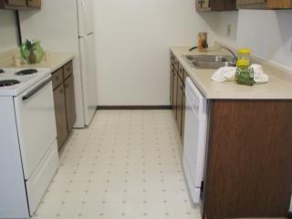 2124 Rockford Rd, Cedar Rapids IA  52404-2570 exterior