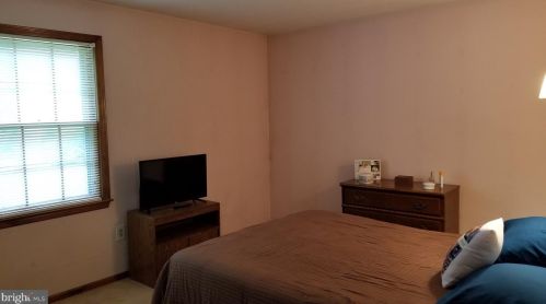 26 Acres Dr, Trenton NJ 08690-3915 exterior