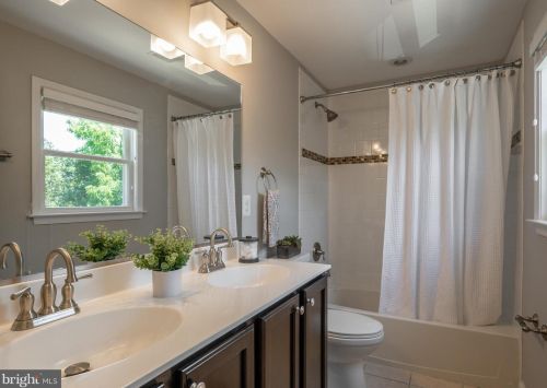 303 Raymond Ave, Alexandria VA 22301-1038 exterior