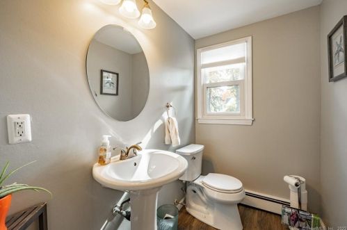 84 Spg St, Windsor Locks CT 06096-2207 exterior