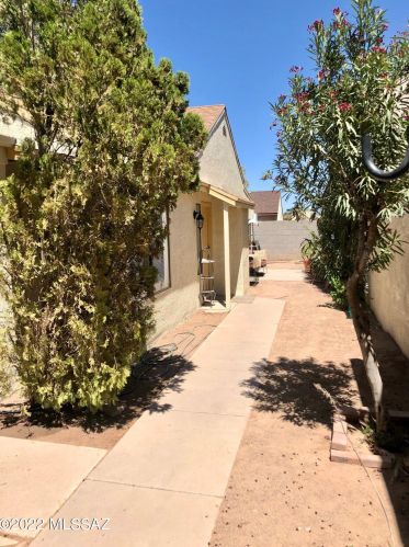 3001 Avenida Obregon, Tucson AZ 85746-7945 exterior