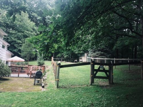 8 Dogwood Ct, Hackettstown NJ exterior