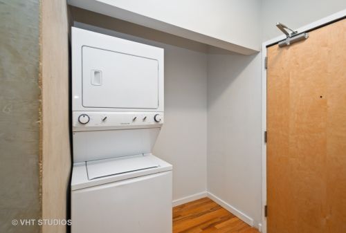 630 Franklin St, Chicago IL  60654-8327 exterior