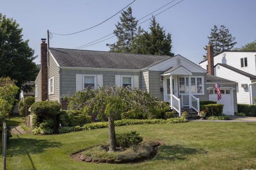 24 Hamilton Ave, Babylon, NY 11703-4905