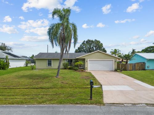 469 Reading Ln, Fort Pierce, FL 34983-1133