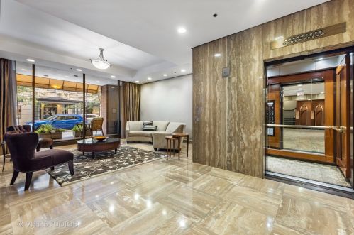 40 Delaware Pl, Chicago IL  60611-1429 exterior