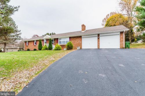 33 Valley View Dr, Hanover, PA 17331-8307