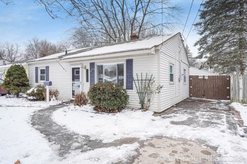 1335 Eastern Pl, Grand Rapids MI 49505-5221 exterior