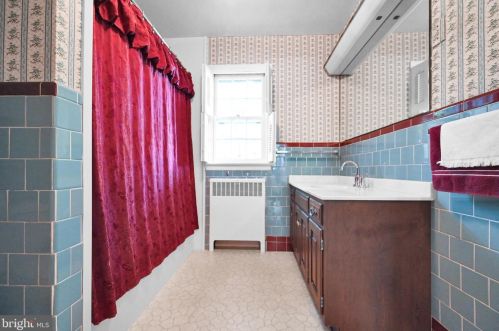 214 Charles St, Hanover PA 17331-2204 exterior