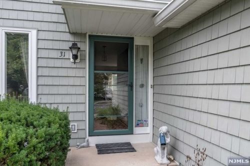 31 Erskine Ct, Mahwah, NJ 07430-2014