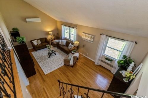 16 Dovecote Ln, Commack NY 11725-2707 exterior