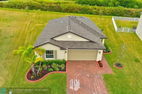 916 Bent Creek Dr, Fort Pierce FL  34947-1330 exterior