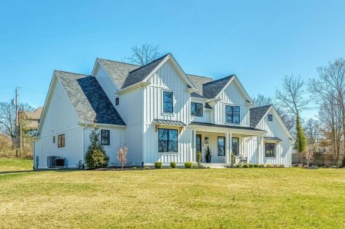 100 Ladue Meadows Ln, Saint Louis, MO 63141-7503