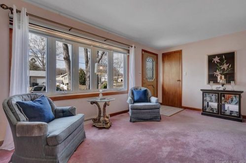 39 Caroline Dr, Milford CT 06461-2715 exterior