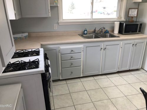 3111 Macarthur Rd, Meskegon MI  49442-1538 exterior