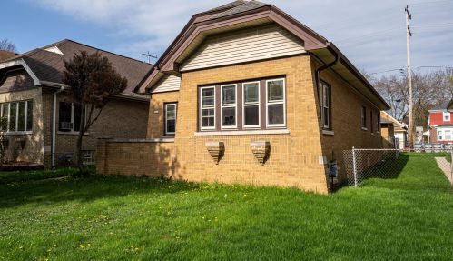 3223 45th St, Milwaukee, WI 53219-4816