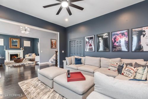 277 Broadway, East Freehold NJ 07728-1813 exterior