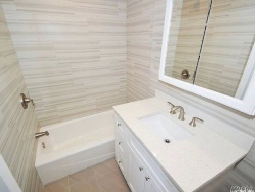 33 Central Ave, Valley Stream NY  11580-3818 exterior