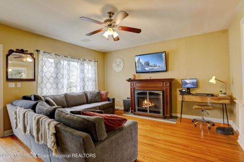 17 Locust Ave, West Long Branch NJ  07764-1547 exterior