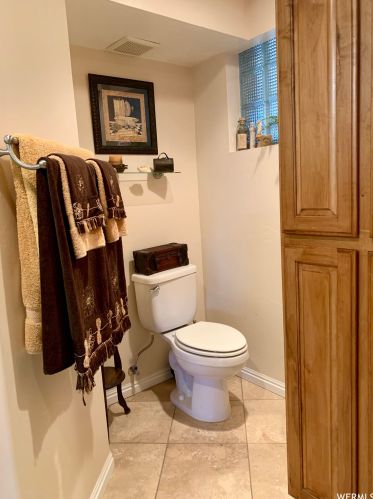 8672 Aspen Way, Sandy UT 84093-1827 exterior