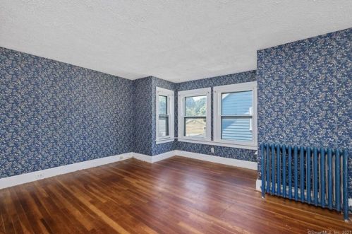 8 Un St, Milford CT 06460-4724 exterior