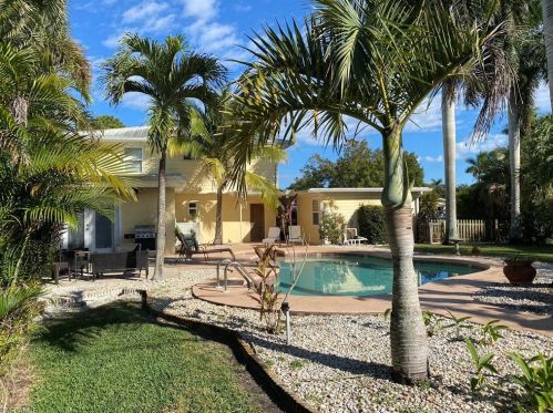 758 95th Ave, Naples FL 34108-2457 exterior