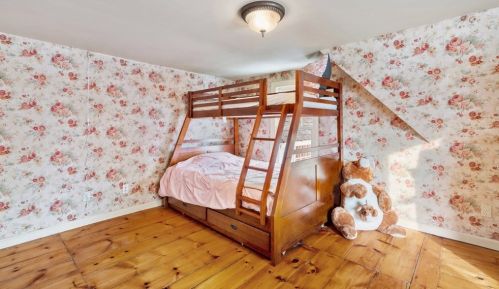 10 Singletary Ave, Sutton MA 01590-1842 exterior