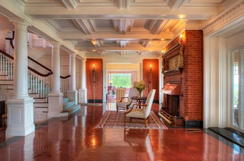 225 Ruggles Ave, Middletown RI 02840-4351 exterior