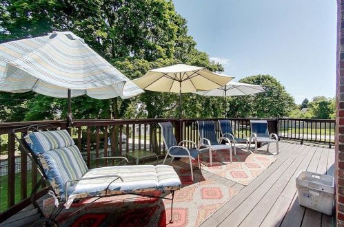 1 Indian Ter, Middletown RI 02842-5721 exterior