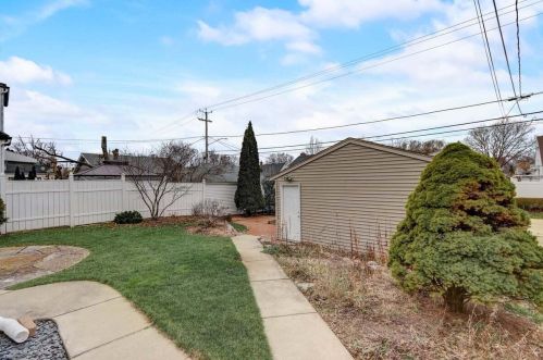 2335 54 St, Milwaukee WI 53219-3352 exterior