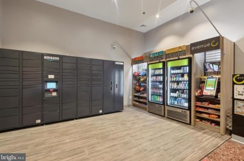 201 8th St, Philadelphia PA  19106-3519 exterior