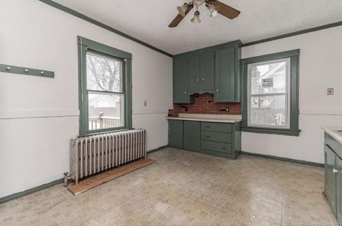 43 Elro St, Manchester CT 06040-4228 exterior