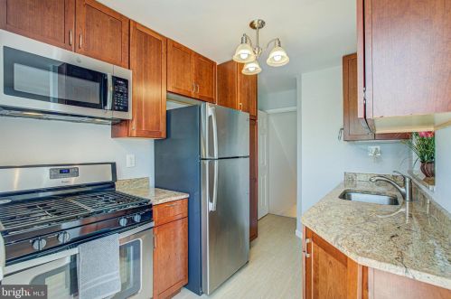 6918 Westhampton Dr, Alexandria VA 22307-1528 exterior