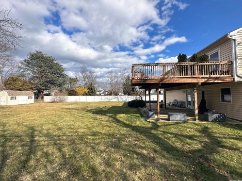 4 Cutchogue Ln, Commack NY  11725-4207 exterior