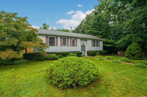 65 Palm St, Central Islip, NY 11722-4003