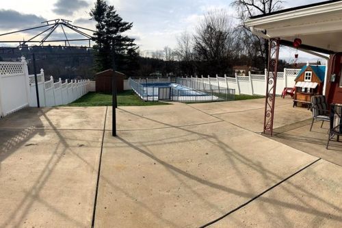 472 1st St, Pittsburgh PA 15227-3800 exterior