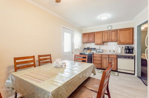 128 Casper St, Valley Stream NY 11580-3606 exterior