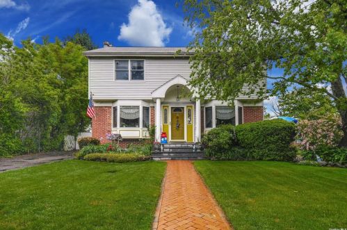 25 Dawson St, Huntington Station, NY 11746-4021