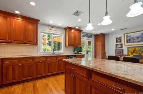 47 Nursery St, Norwalk CT 06850-1707 exterior