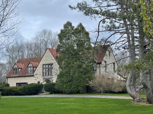 8040 Gray Log Ln, Milwaukee, WI 53217-2955