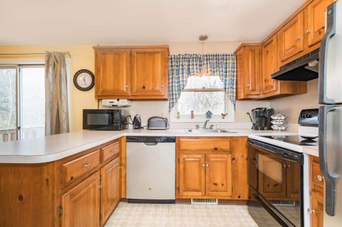 8 Frd Lndg Dr, Dover NH 03820-4552 exterior