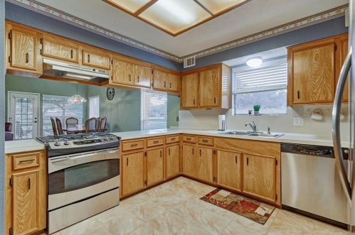 102 Golfview Dr, Montgomery TX 77356-8804 exterior