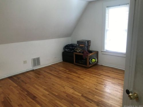 35 Stevens St, Norwalk CT 06850-3805 exterior