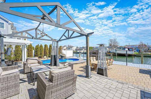 95 Midway St, Babylon NY  11702-4311 exterior