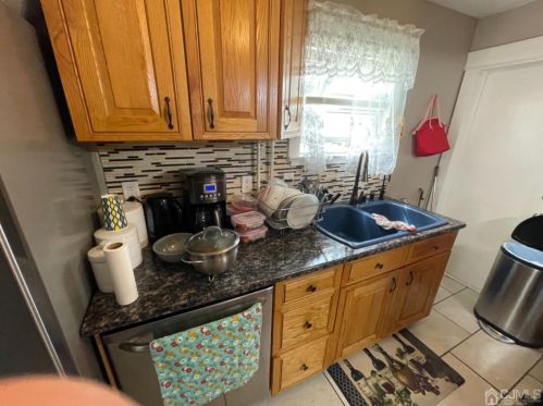 4 Columbus Ave, Edison NJ 08817-5240 exterior