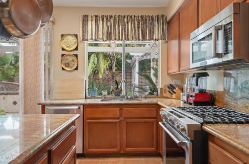 2412 Larkhaven Ln, Oxnard CA 93036-6248 exterior