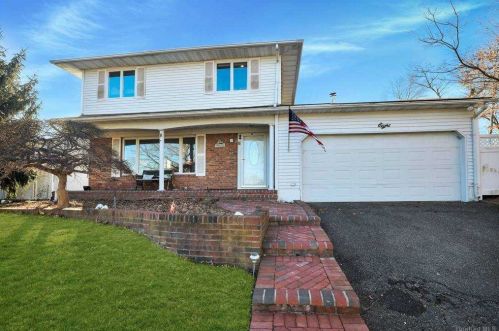 8 Empire Ct, Commack, NY 11725-1134