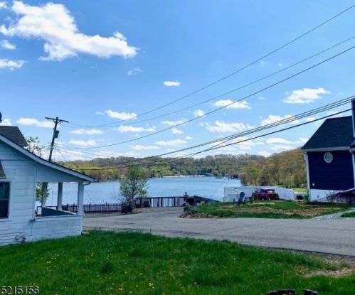 5 Boomer Rd, Hopatcong, NJ 07843-1302